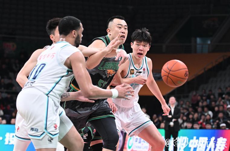 辽宁男篮新赛季首战火力全开，主场呐喊声势如雷